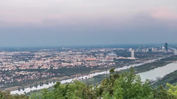 Skyline de Viena desde el punto de vista del Danubio Leopoldsberg antena día a noche timelapse . — Vídeos de Stock