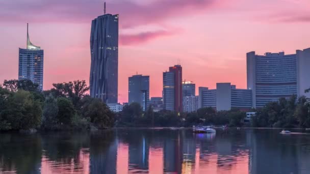 Wien internasjonale senter skyskrapere med Kaiserwasser-sjøens refleksjonsbilde dag til natt – stockvideo