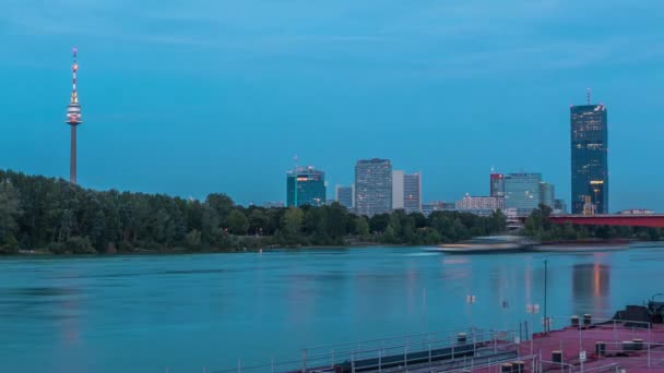 Hermoso paisaje urbano con edificios modernos día a noche timelapse, el rascacielos más alto de Austria — Vídeos de Stock