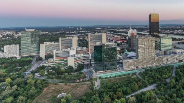 Letecký panoramatický výhled na město Vídeň s mrakodrapy, historickými budovami a promenádou u řeky den po noci v Rakousku. — Stock video
