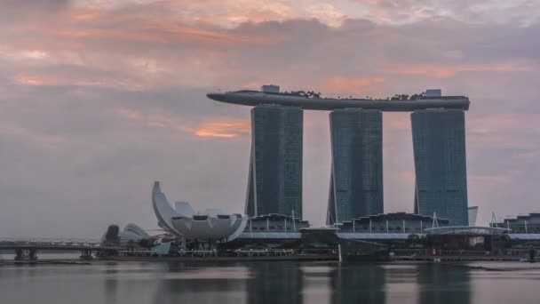 Salida del sol cerca de Marina Bay Sands Hotel domina el horizonte en Marina Bay en Singapur timelapse. — Vídeos de Stock