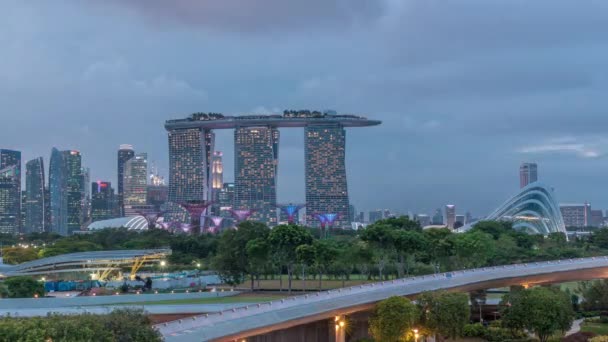 Luftaufnahme nach Sonnenuntergang mit Blick auf die Skyline von Singapur vom Marina Barrage Garden Tag-Nacht-Zeitraffer. — Stockvideo
