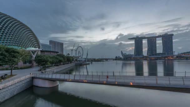 Skyline en Marina Bay con Esplanade Teatros en la Bahía y Esplanade puente peatonal noche al día timelapse en Singapur. — Vídeos de Stock