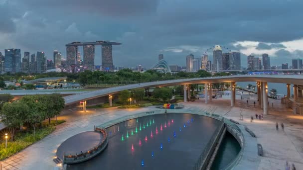 Vista aérea después de la puesta del sol con vista al horizonte de la ciudad de Singapur desde Marina bombardeo jardín día a la noche timelapse. — Vídeo de stock