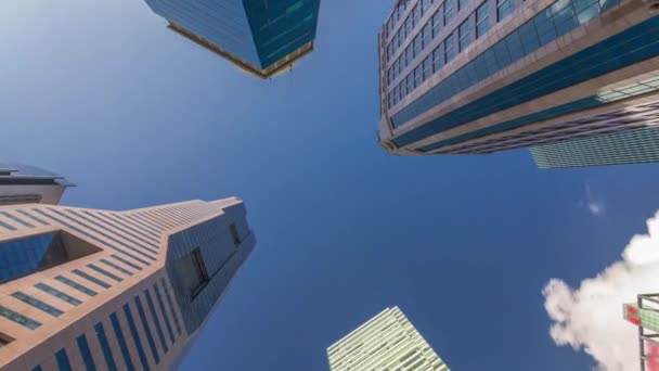 Взгляд на перспективу современных бизнес-небоскребов стекло и небо вид на ландшафт коммерческого здания в центре города Timelapse — стоковое видео