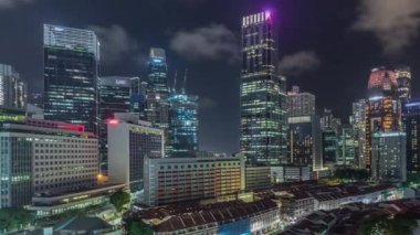 Çin Mahallesi 'nin kırmızı çatıları ve Central Business District gökdelenleri ile hava manzarası. Gece zamanı, Singapur.