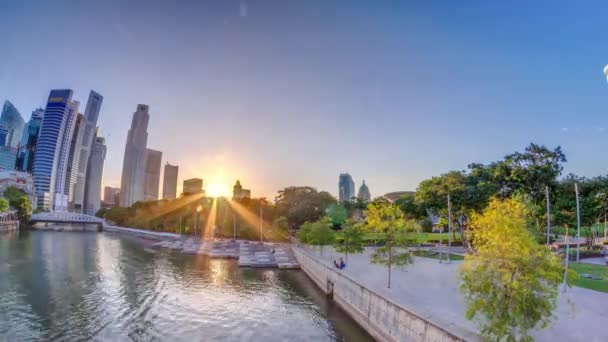 Sonnenuntergang über der Skyline von Singapur mit der weißen Anderson Bridge in der Nähe des Esplanade Park im Zeitraffer. — Stockvideo