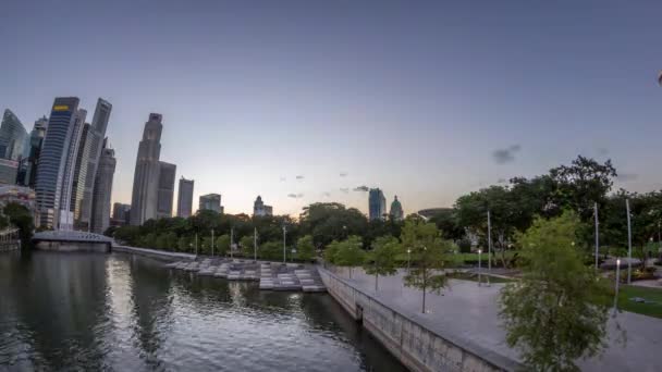 Gratte-ciel Singapour skyline avec pont Anderson blanc près du parc de l'esplanade de jour comme de nuit timelapse. — Video