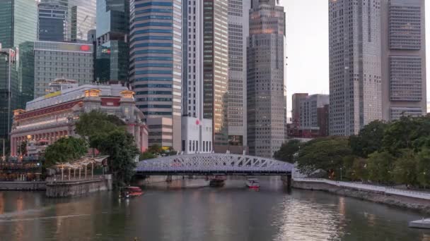 Die Skyline der Wolkenkratzer von Singapur mit der weißen Anderson Bridge in der Nähe des Esplanade Park im Zeitraffer von Tag zu Nacht. — Stockvideo