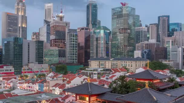 新加坡唐人街的佛牙古寺，夜以继日，以城市天际线为背景，生机勃勃. — 图库视频影像