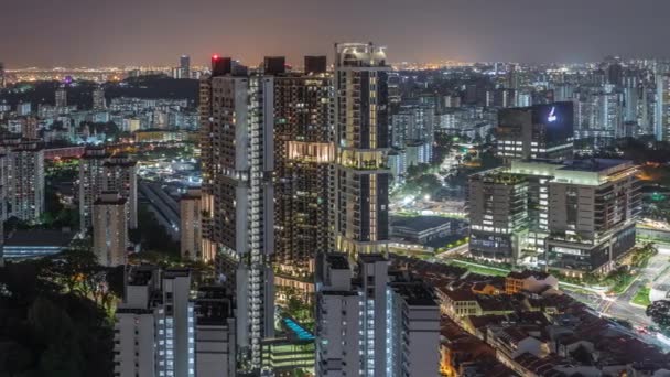 Skyline de la ciudad con puerto comercial de Singapur timelapse noche aérea . — Vídeos de Stock