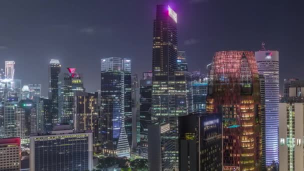 Повітряний пейзаж Сінгапуру в центрі сучасної архітектури з хмарочосами вночі. — стокове відео