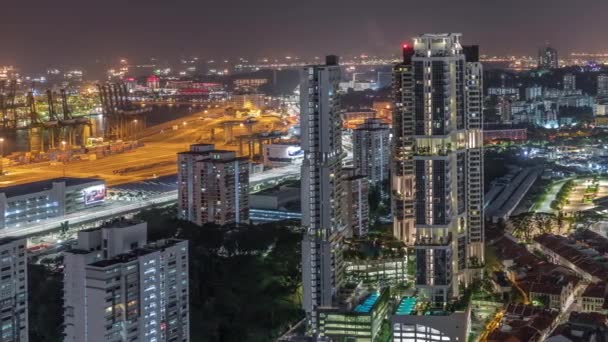 Skyline de la ciudad con puerto comercial de Singapur timelapse noche aérea . — Vídeos de Stock