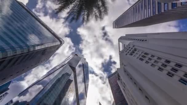 Mirando hacia arriba la perspectiva de los rascacielos de negocios modernos de vidrio y vista al cielo paisaje de edificio comercial en la ciudad central timelapse — Vídeos de Stock