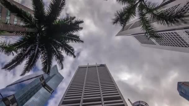 Mirando hacia arriba la perspectiva de los rascacielos de negocios modernos de vidrio y vista al cielo paisaje de edificio comercial en la ciudad central timelapse — Vídeos de Stock