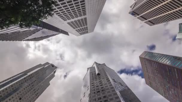 Patrząc w górę perspektywy nowoczesnego biznesu drapacze chmur szkło i niebo widok krajobraz komercyjnego budynku w centrum miasta timelapse — Wideo stockowe