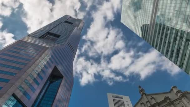 Blick nach oben Perspektive der modernen Business-Wolkenkratzer Glas und Himmel Blick Landschaft des kommerziellen Gebäudes in der zentralen Stadt Zeitraffer — Stockvideo