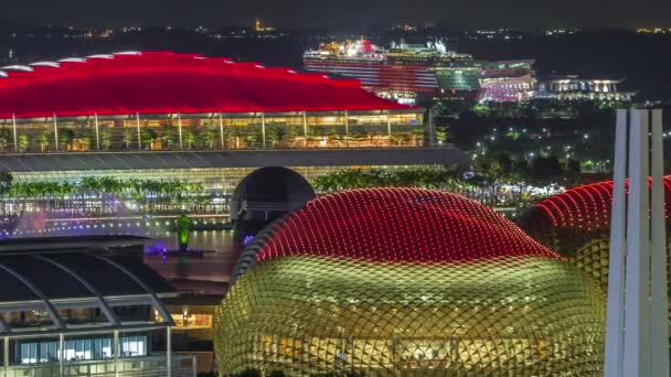 Όμορφη λέιζερ και μουσικό σιντριβάνι δείχνουν στο Marina Bay Sands προκυμαία στη Σιγκαπούρη εναέρια νύχτα timelapse — Αρχείο Βίντεο