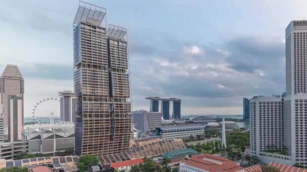 Avondpanorama met Marina Bay gebied en wolkenkrabbers stad skyline luchtfoto timelapse. — Stockvideo