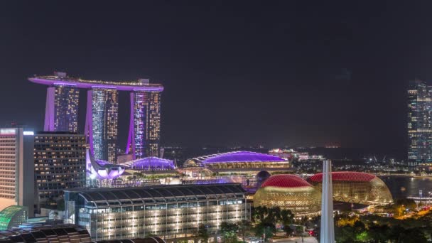 Cincuenta y cinco pisos de altura Marina Bay Sands Hotel domina el horizonte en Marina Bay en Singapur timelapse noche aérea . — Vídeos de Stock