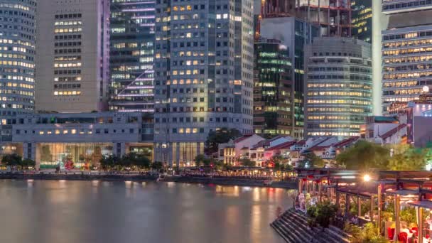 Singapore kade met hoge wolkenkrabbers in het centrale zakendistrict op Boat Quay dag tot nacht timelapse — Stockvideo