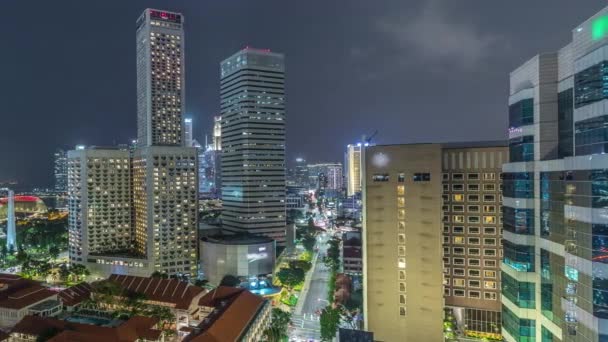 Panorama notturno con zona Marina Bay e grattacieli skyline città timelapse aerea . — Video Stock