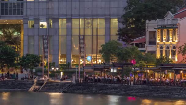 Singapore kade met hoge wolkenkrabbers in het centrale zakendistrict op Boat Quay dag tot nacht timelapse — Stockvideo