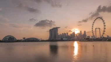 Singapur 'un şehir merkezindeki ufuk çizgisinde gün batımı, Doğu Bahçe zaman çizgisinin karşısından izleniyor. Singapur.