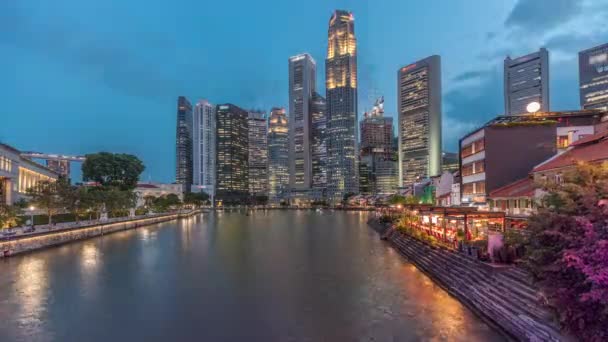 Singapore kade met hoge wolkenkrabbers in het centrale zakendistrict op Boat Quay dag tot nacht timelapse — Stockvideo