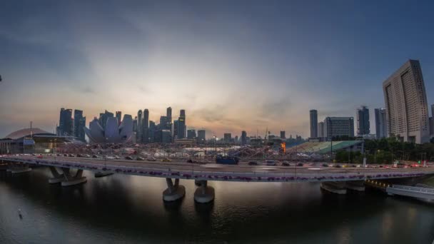 Widok z lotu ptaka na Helix Bridge i Bayfront Avenue z ruchu dzień do nocy timelapse w Marina Bay, Singapur — Wideo stockowe