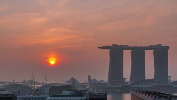 Alba vicino Marina Bay Sands Hotel domina lo skyline a Marina Bay a Singapore timelapse aerea . — Video Stock