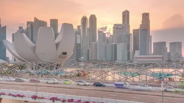 Vista aérea do pôr do sol sobre a Ponte Helix e a Avenida Bayfront com a cronologia do trânsito em Marina Bay, Cingapura — Vídeo de Stock