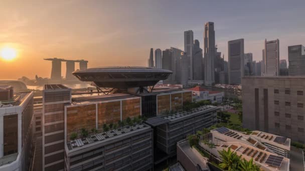 Zonsopgang boven Kleurrijk van Singapore Central business district timelapse stadsgezicht skyline bij Marina Bay — Stockvideo