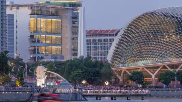 The Esplanade Theatres on the Bay, em Singapura, ao entardecer, com belo reflexo na água do dia para a noite timelapse — Vídeo de Stock