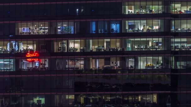 Edifício de escritório moderno com grandes janelas à noite timelapse, na luz das janelas brilha — Vídeo de Stock