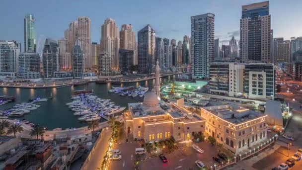 Yacht a Dubai Marina affiancato dalla Moschea Al Rahim e torri residenziali e grattacieli aerea notte a giorno timelapse . — Video Stock