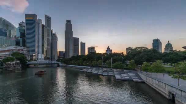 Singapore skyscrapers skyline with white Anderson Bridge near esplanade park day to night timelapse. — Stock Video