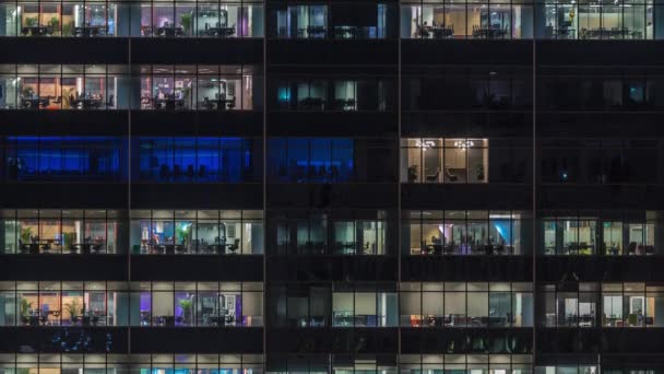 Edifício de escritório moderno com grandes janelas à noite timelapse, na luz das janelas brilha — Vídeo de Stock