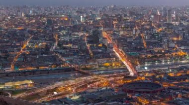 Lima 'nın hava görüntüsü San Cristobal tepesinden gece gündüz yükseliyor..