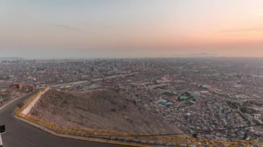 Lima 'nın hava görüntüsü San Cristobal tepesinden gece gündüz yükseliyor..