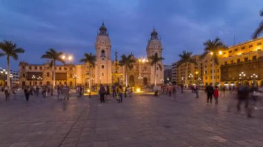 Plaza de Armas 'daki çeşme, günden geceye zaman dilimi, Plaza Mayor olarak da bilinir.