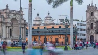 Plaza de Armas 'da gece gündüz, Plaza Mayor olarak da bilinir.