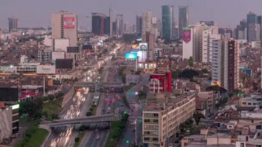 Via Expresa otoyolu ve trafikle dolu metropolitan otobüsün gece gündüz görüntüsü. Lima, Peru