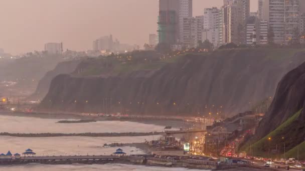 Vista aérea de la costa de Limas en el barrio de Miraflores día a noche timelapse, Lima, Perú — Vídeos de Stock