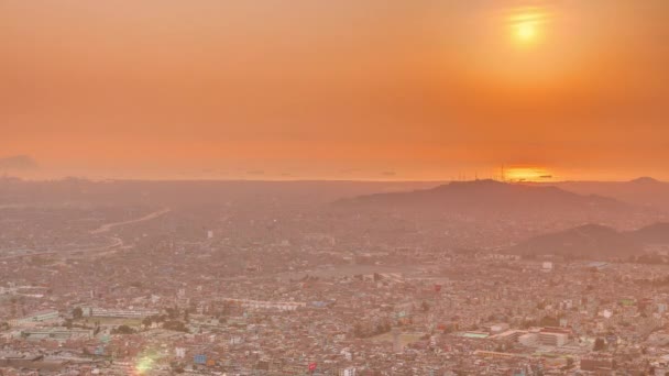 Luchtfoto zonsondergang uitzicht op Lima skyline timelapse van San Cristobal heuvel. — Stockvideo
