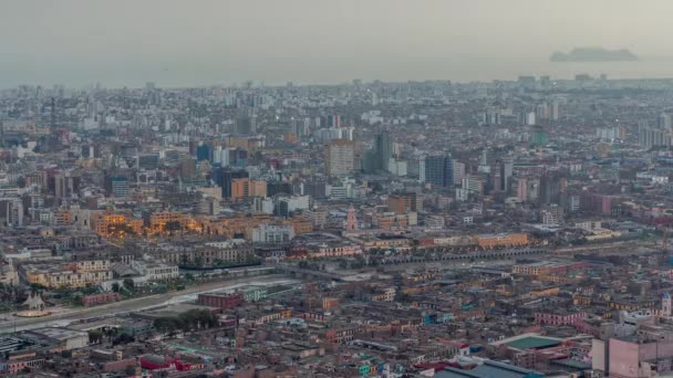 Vista aerea di Lima skyline giorno per notte timelapse dalla collina di San Cristobal. — Video Stock