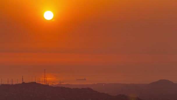 Vista aérea do Oceano Pacífico durante o pôr do sol timelapse de Cerro San Cristobal, Lima — Vídeo de Stock