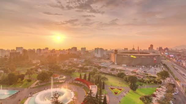 Vista aérea al atardecer del Estadio Nacional en la capital peruana Lima con Parque de la Reserva timelapse — Vídeo de stock