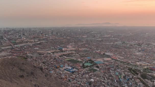 Lima 'nın hava görüntüsü San Cristobal tepesinden gece gündüz yükseliyor.. — Stok video