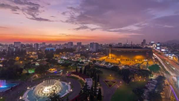 Vista aérea do Estádio Nacional na capital peruana Lima com Parque da Reserva dia a noite timelapse — Vídeo de Stock